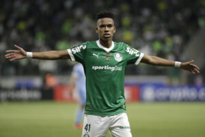 Estêvão Willian (i), de Palmeiras, celebra un gol en un partido de la fase de grupos de la Copa Libertadores entre Palmeiras y Sporting Cristal en el estadio Allianz Parque en Sao Paulo (Brasil). EFE/ Sebastiao Moreira