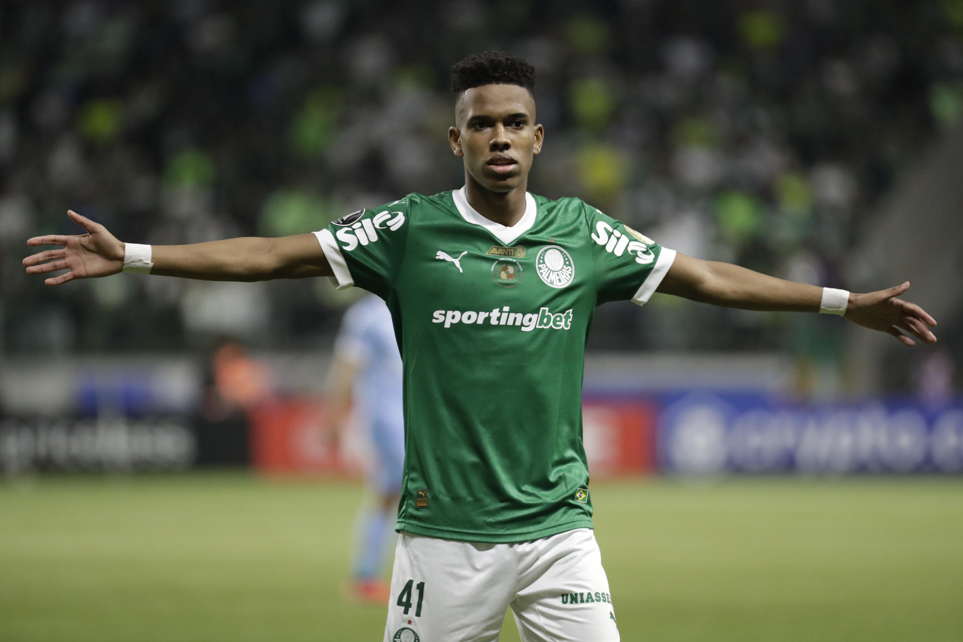Estêvão Willian (i), de Palmeiras, celebra un gol en un partido de la fase de grupos de la Copa Libertadores entre Palmeiras y Sporting Cristal en el estadio Allianz Parque en Sao Paulo (Brasil). EFE/ Sebastiao Moreira