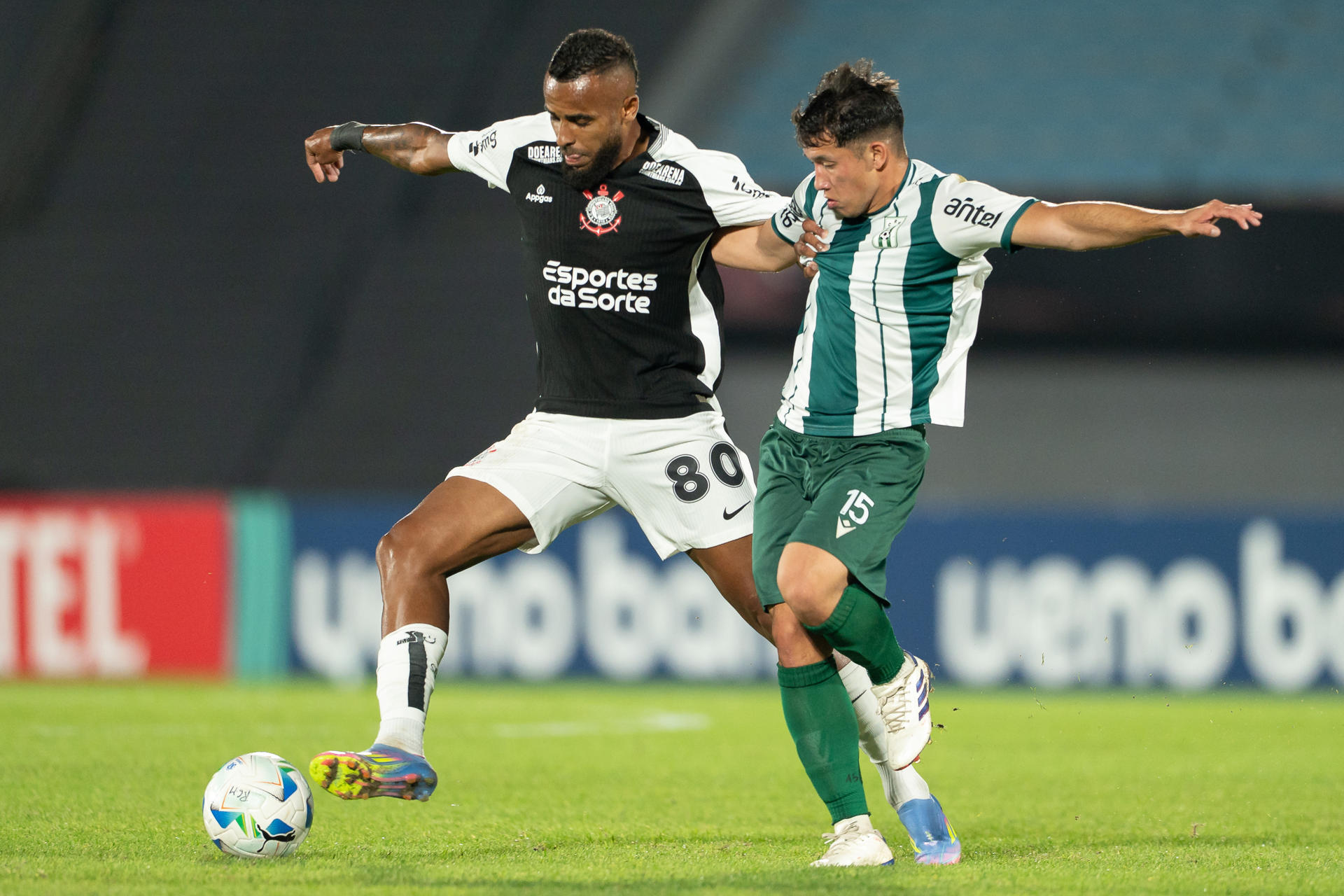 El defensor de Racing Mateo Valentín Cáceres (d) disputa con el centrocampista de Corinthians Alex Santana durante el partido de la quinta jornada de la fase de grupos de la Copa Sudamericana que ganaron los brasileños por 0-1 en el estadio Centenario de Montevideo. EFE/ STR