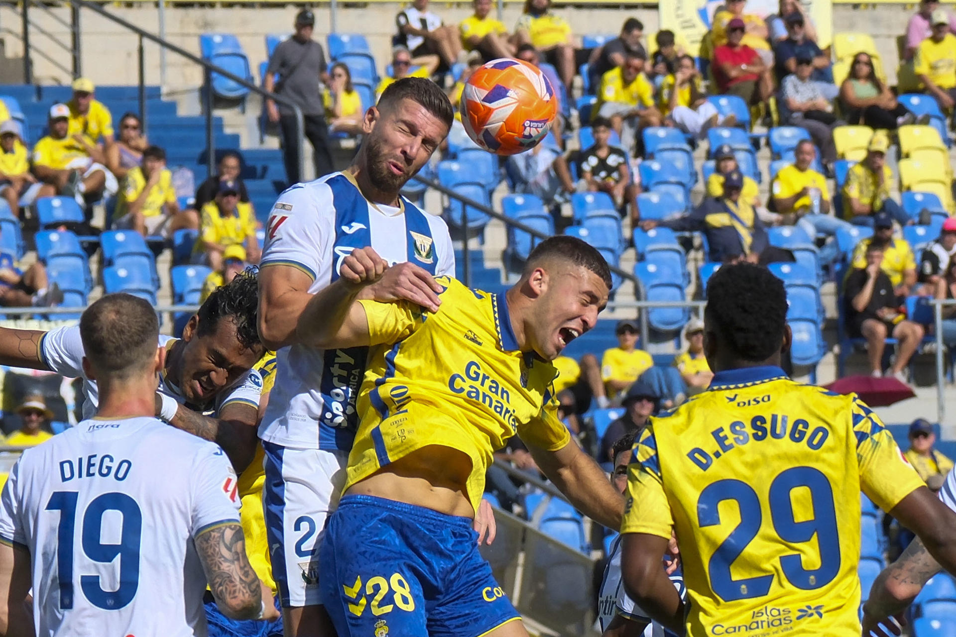El jugador de la UD Las Palmas Herzog (2d) y el jugador del Leganés Nastasic (2i) durante el partido de la jornada 37 de LaLiga EA Sports entre UD Las Palmas y Leganés. EFE/ Ángel Medina G.