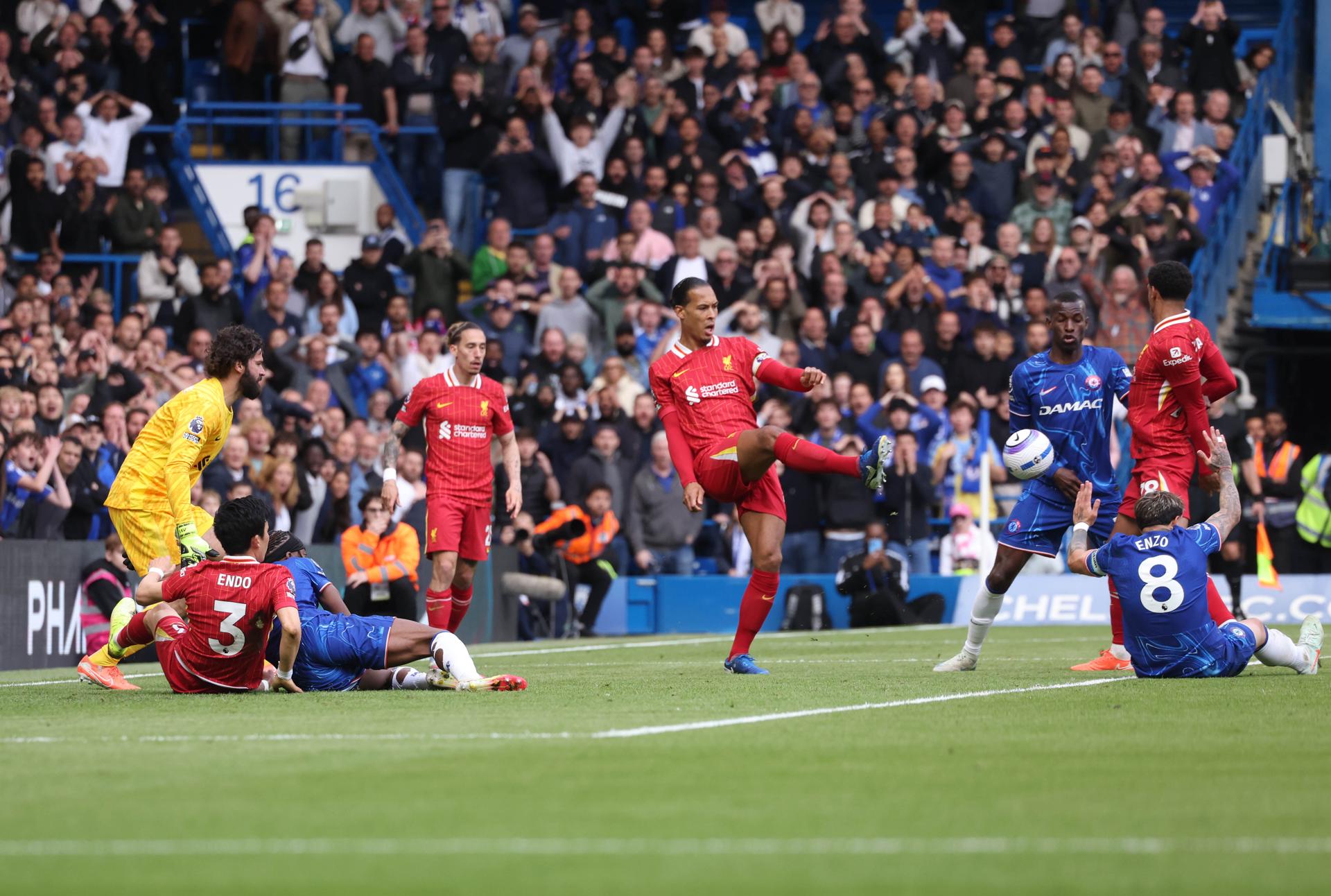 Quansah, en la acción de gol en propia puerta. EFE/EPA/NEIL HALL.