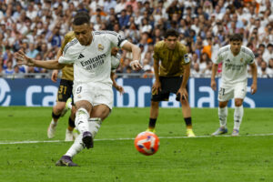 El delantero francés del Real Madrid Kylian Mbappé marca el 1-0 durante el partido de la jornada 38 de LaLiga EA Sports entre Real Madrid y Real Sociedad celebrado este sábado en el estadio Santiago Bernabéu de Madrid. EFE/ J.J.Guillén