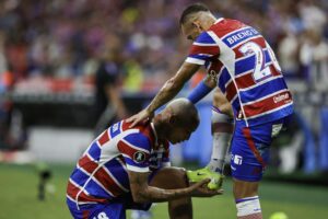 Deyverson (i) y Breno Lopes de Fortaleza celebran un gol en un partido de la fase de grupos de la Copa Libertadores. EFE/ Jarbas Oliveira