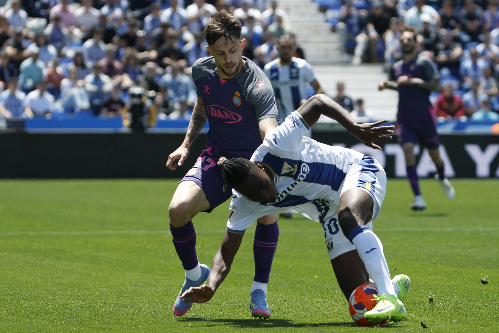 El delantero del Leganés Daniel Rabaseda (d) y el defensa del RCD Espanyol Jofre Carreras (i), durante el partido de la jornada 35 de LaLiga disputado este domingo en el estadio de Butarque. EFE/ J.J. Guillén