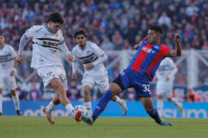 Ezequiel Herrera (d) de San Lorenzo disputa el balón con Vicente Taborda de Platense. EFE/Juan Ignacio Roncoroni