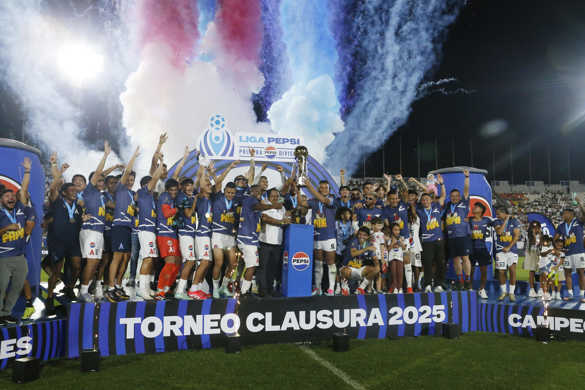 Jugadores de Alianza celebran este sábado la conquista del Torneo Clausura salvadoreño en el Estadio Nacional Jorge 'Mágico' González de San Salvador. EFE/ Javier Aparicio