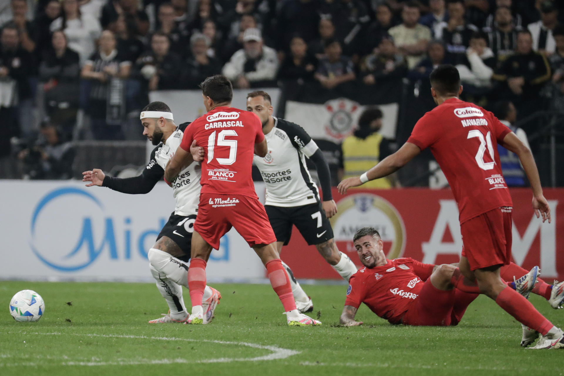 Memphis Depay (i) de Corinthians disputa un balón con Rafael Carrascal (2-i) de América en un partido de la fase de grupos de la Copa Sudamericana. EFE/ Sebastiao Moreira