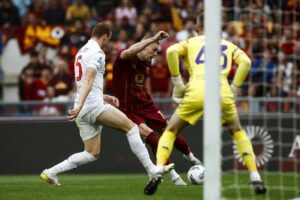 El jugador del Fiorentina Pietro Comuzzo (I) y Artem Dovbyk (d) , del Roma, durante el partido de la Serie A que han jugado AS Roma y ACF Fiorentina, en RomaItalia, Roma. EFE/EPA/ANGELO CARCONI