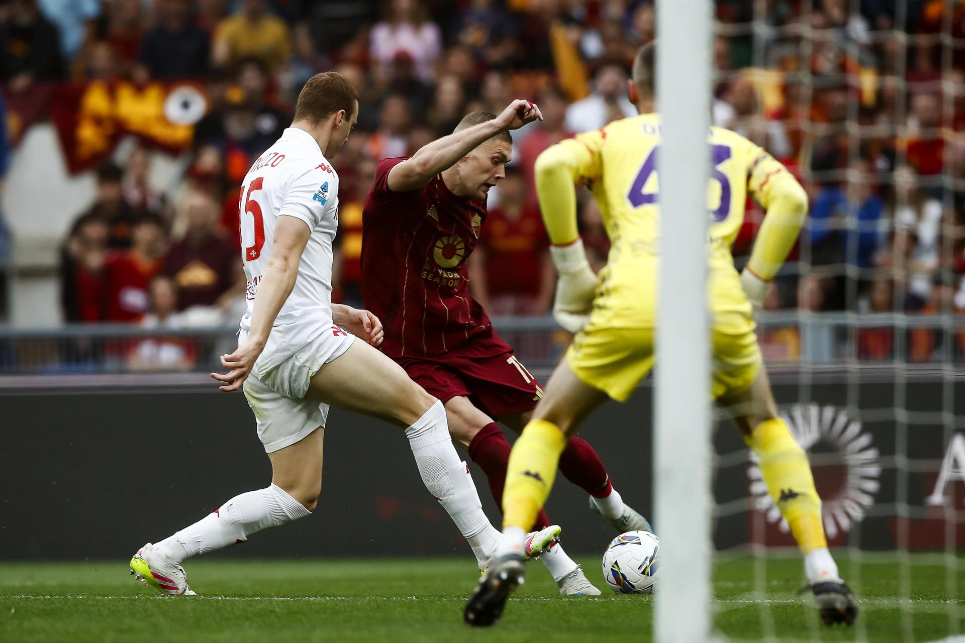 El jugador del Fiorentina Pietro Comuzzo (I) y Artem Dovbyk (d) , del Roma, durante el partido de la Serie A que han jugado AS Roma y ACF Fiorentina, en RomaItalia, Roma. EFE/EPA/ANGELO CARCONI