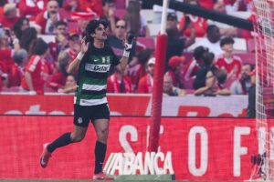 El jugador del Sporting Trincao celebra el 0-1 durante el partido de la Liga de Portugal que han jugado SL Benfica y Sporting CP , en Lisboa, Portugal. EFE/EPA/TIAGO PETINGA