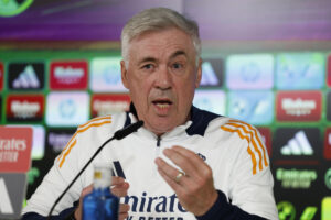 El entrenador del Real Madrid, el italiano Carlo Ancelotti, ofrece una rueda de prensa tras el entrenamiento del equipo en la Ciudad Deportiva de Valdebebas (Madrid). EFE/ Juan Carlos Hidalgo