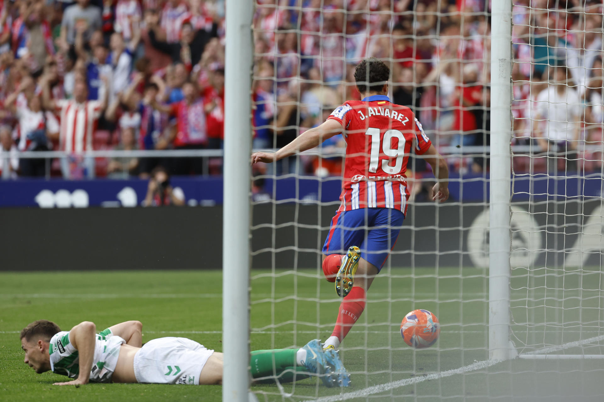 El delantero del Atlético de Madrid Julián Álvarez (d) celebra tras marcar el tercer gol del equipo durante el partido de la jornada 37 de LaLiga entre el Atlético de Madrid y el Real Betis, este domingo en el estadio Metropolitano, en Madrid. EFE/ Mariscal