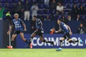 Alex Ibarra (c), de Independiente del Valle, celebra un gol en un partido de la fase de grupos de la Copa Libertadores entre Independiente del Valle y Barcelona, en el estadio Banco Guayaquil de Quito (Ecuador). EFE/ José Jácome