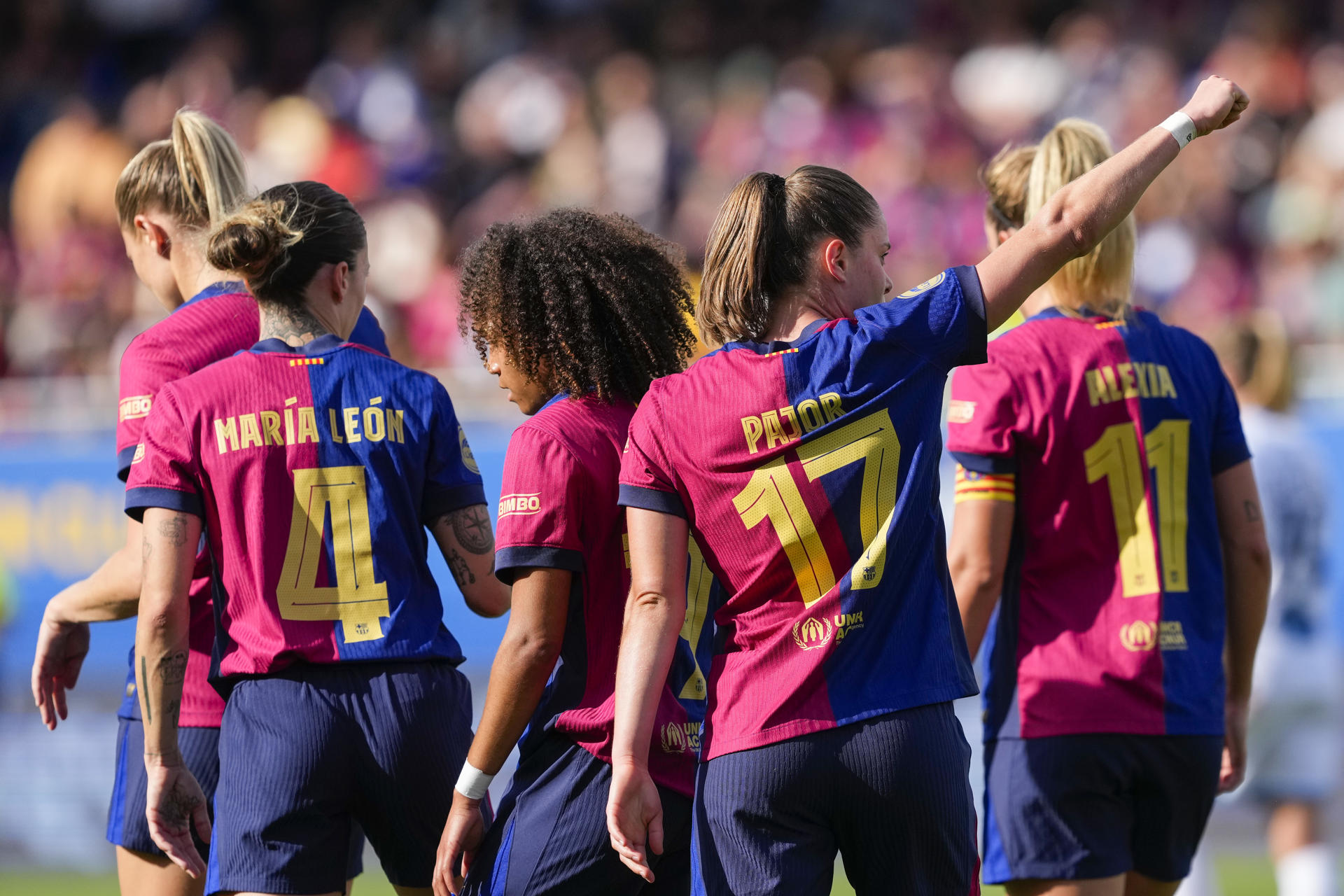 La delantera polaca del Barcelona Ewa Pajor (d) celebra tras anotar un gol este domingo, durante la jornada 28 de la Liga F, entre el FC Barcelona y el RC Deportivo de La Coruña, en el Estadi Johan Cruyff en Sant Joan Despí, provincia de Barcelona. EFE/ Alejandro García