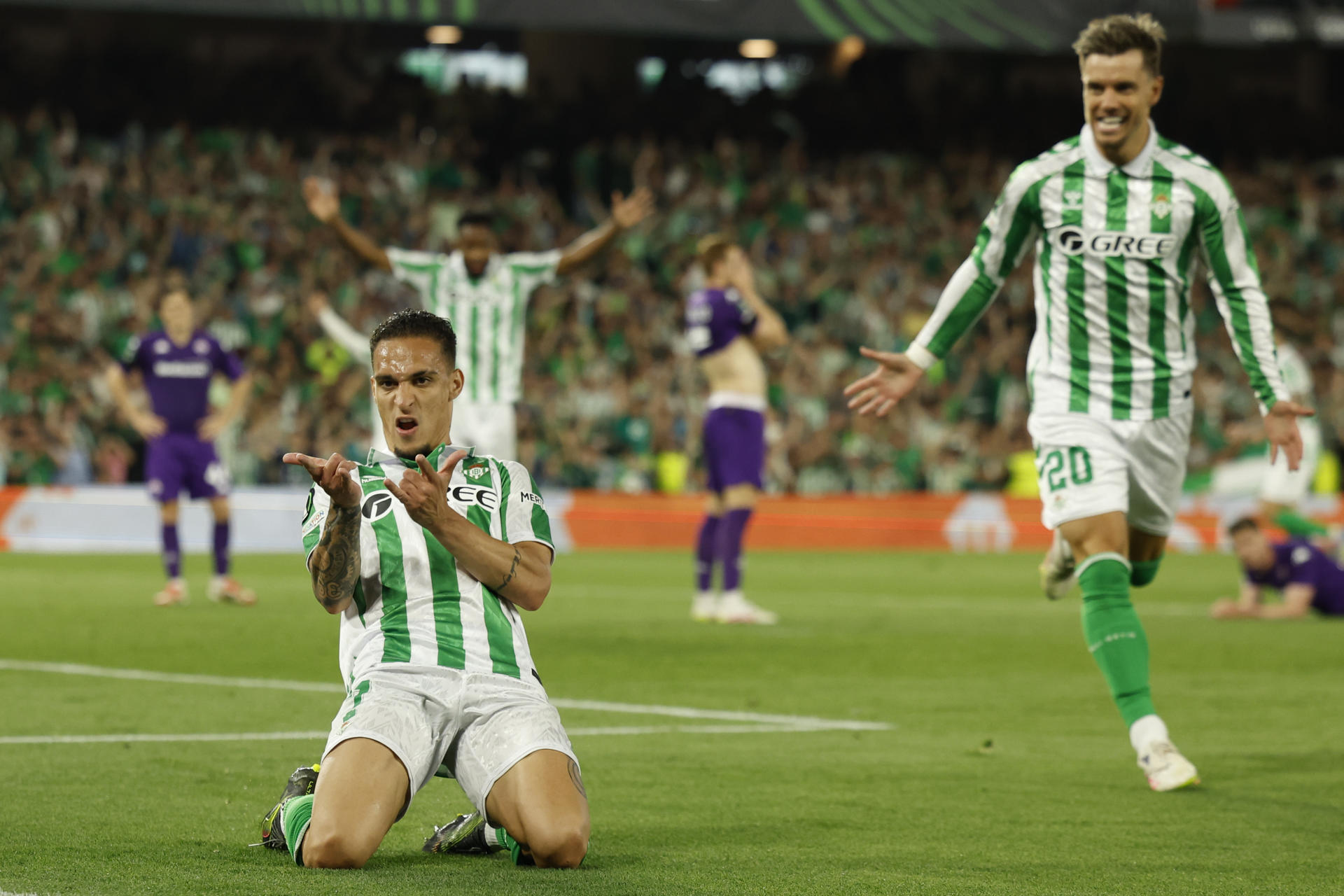 El delantero brasileño del Betis, Antony, celebra el segundo gol del equipo bético durante el partido de ida de las semifinales de la Liga Conferencia que Real Betis y ACF Fiorentina disputan este jueves en el estadio Benito Villamarín, en Sevilla. EFE/Julio Muñoz