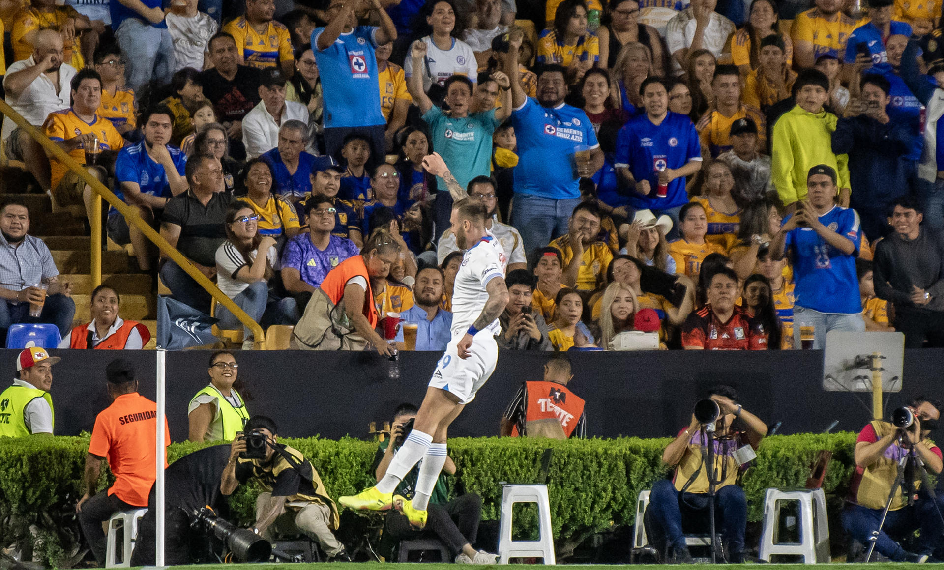 Imagen de archivo de Carlos Rotondi de Cruz Azul celebrando un gol. EFE/ Miguel Sierra