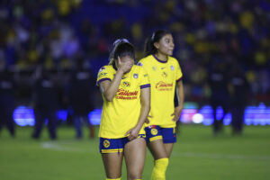 Imagen de archivo de Jana Gutiérrez (i) de América quien se lamenta tras una derrota. EFE/ Sáshenka Gutiérrez