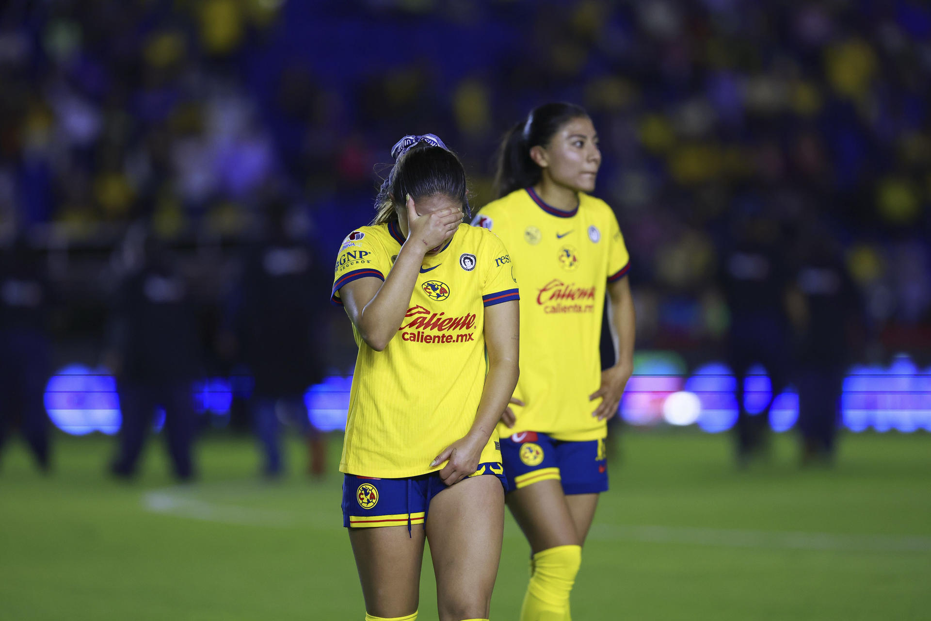 Imagen de archivo de Jana Gutiérrez (i) de América quien se lamenta tras una derrota. EFE/ Sáshenka Gutiérrez