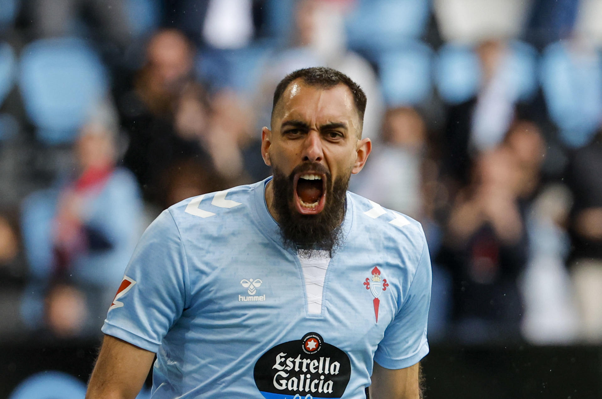 El delantero del Celta de Vigo Borja Iglesias, celebra su gol contra el Sevilla durante el partido de la jornada 35 de LaLiga EA Sports entre el Celta de Vigo y el Sevilla, disputado este sábado en el Estadio Abanca-Balaídos en Vigo.-EFE/ Lavandeira Jr