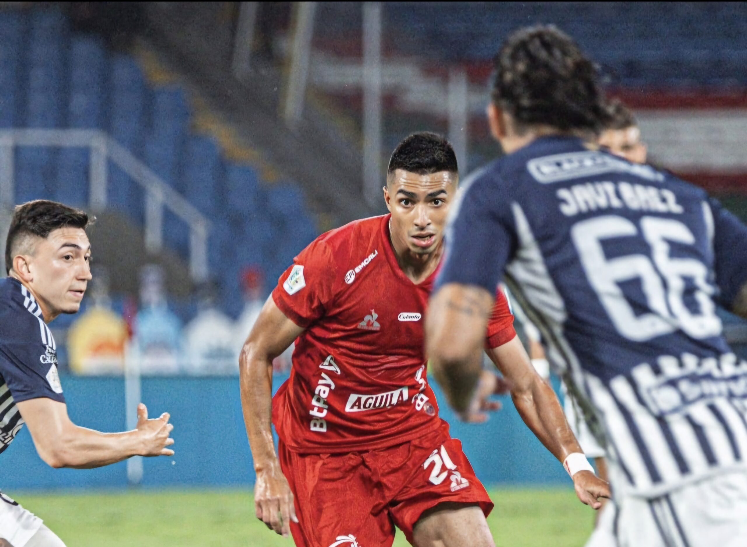 América supera la doble «fuerza guaraní» de Junior y es líder en Colombia