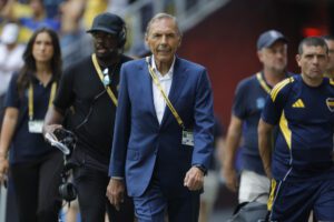 El entrenador del Boca Juniors, Miguel Ángel Russo (c), reacciona en un partido del Mundial de Clubes entre Auckland City y Boca Juniors en el estadio Geodis Park en Nashville (EE.UU.). EFE/ Juan Ignacio Roncoroni