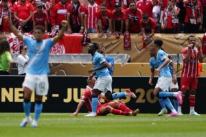 Jeremy Doku (c) anotó el segundo gol del Manchester City ante el Wydad en el partido en Filadelfia por el Mundial de Clubes. EFE/EPA/WILL OLIVER