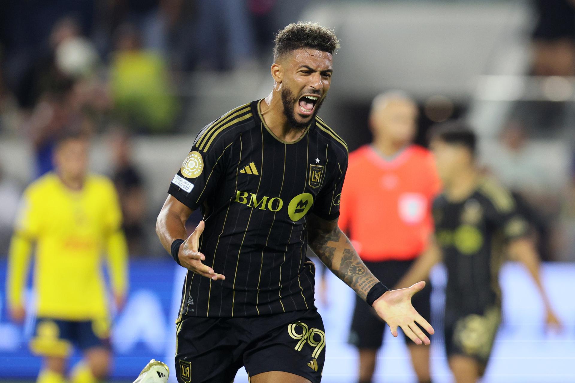 El delantero de Los Angeles FC Denis Bouanga reacciona después de fallar un gol durante el partido de fútbol entre Los Angeles FC y el Club América en el BMO Stadium de Los Ángeles, California, EE. UU. EFE/EPA/ALLISON DINNER