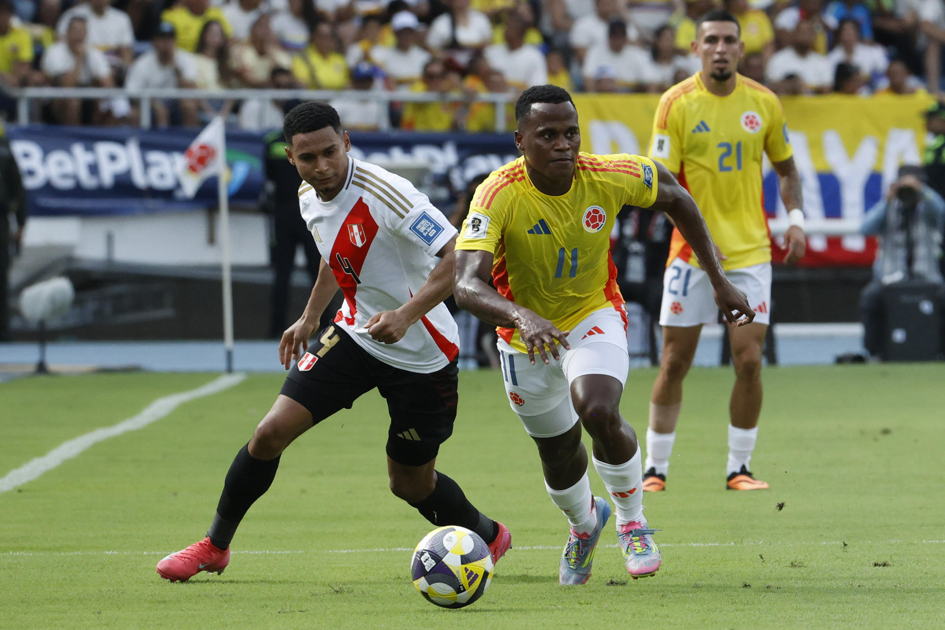 Jhon Arias (d) de Colombia disputa el balón con Marcos López (i) de Perú. EFE/Mauricio Dueñas Castañeda