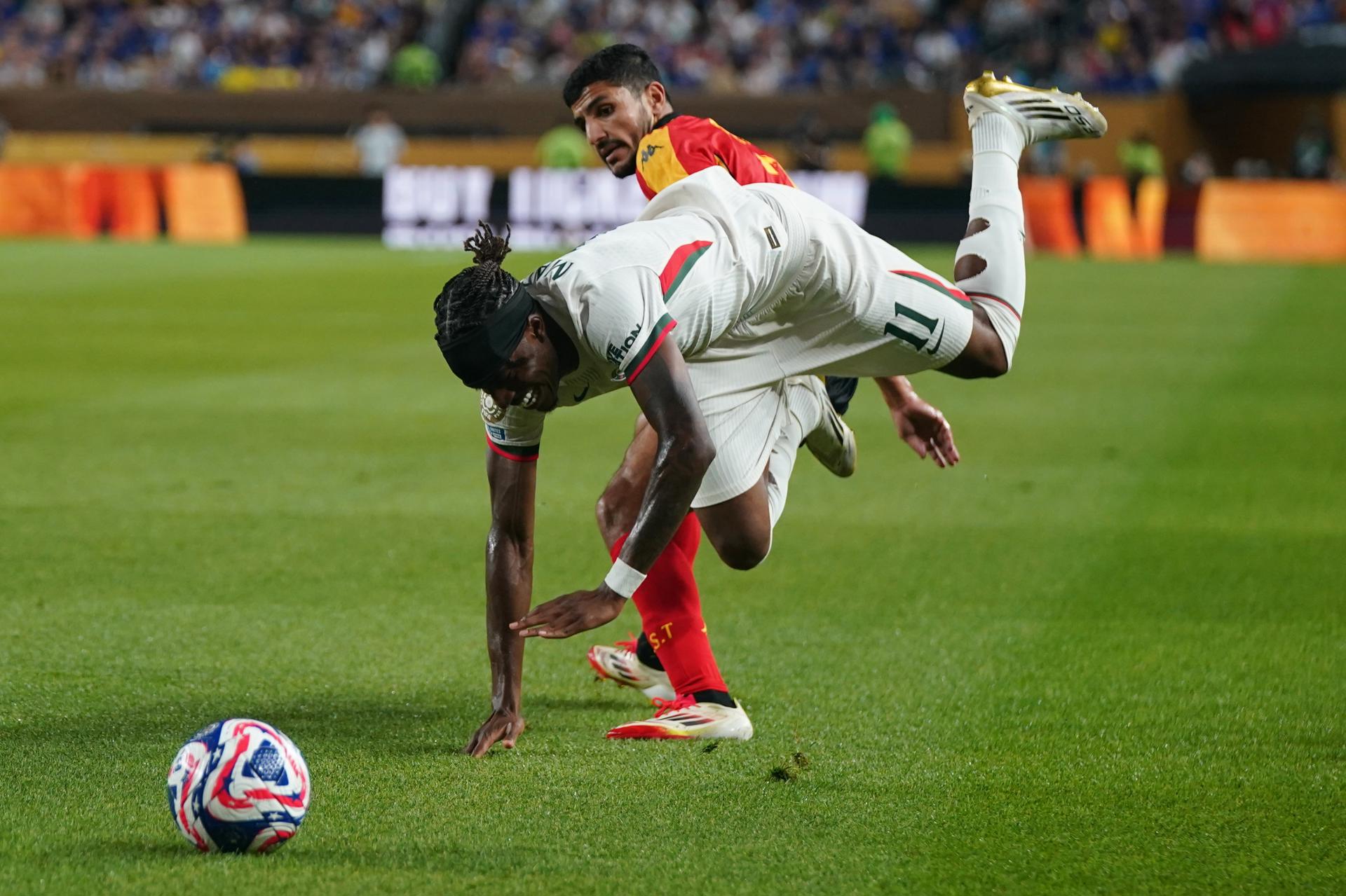 Reece James del Chelsea (d) es derribado por el defensor de Esperánce Tunis Mohamed Benali (i) durante el partido de la última joranda del Grupo E que el equipo inglés ganó por 0-3 en Filadelfia (Pensilvania). EFE/EPA/WILL OLIVER 