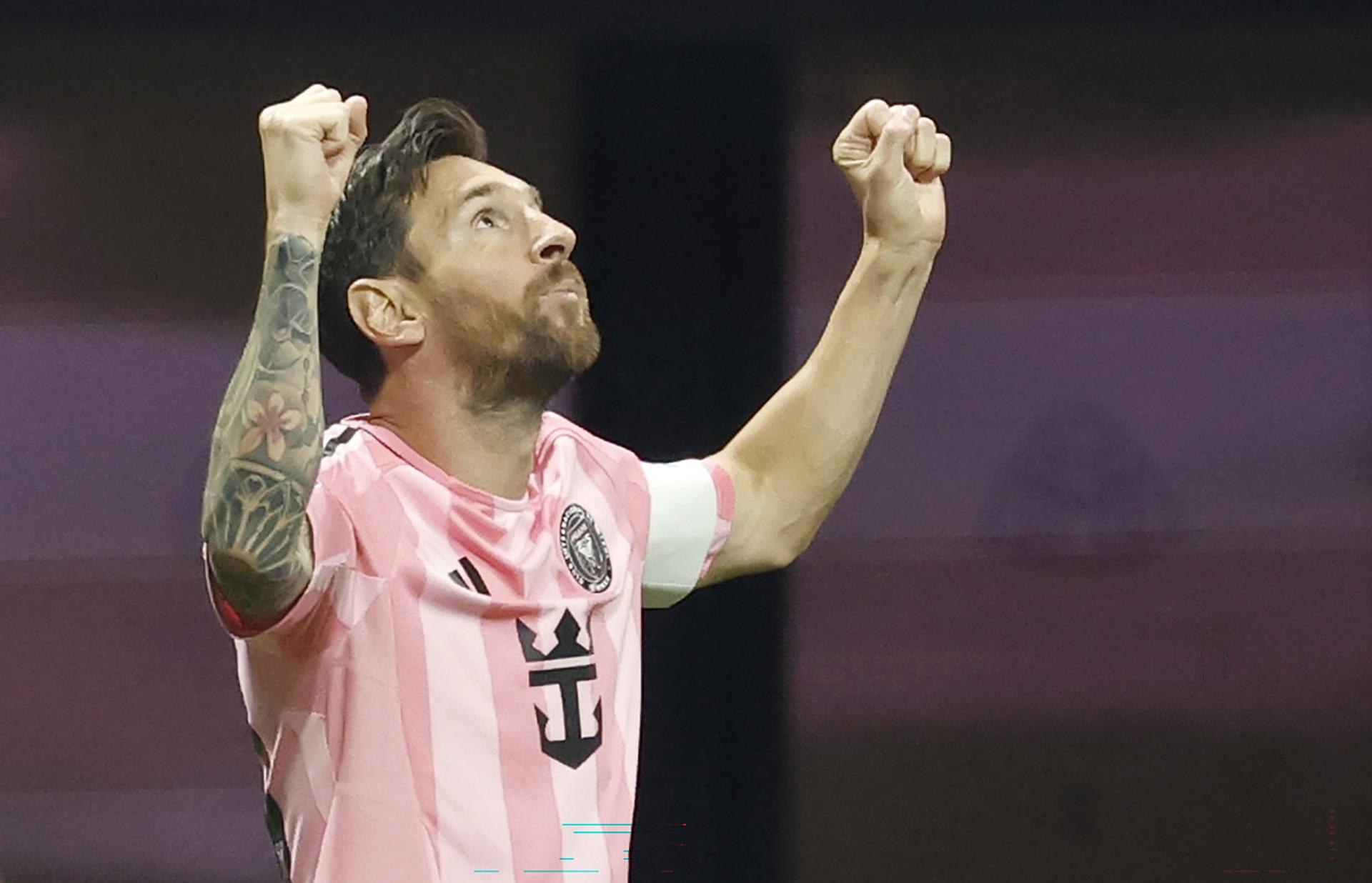 El argentino Messi prolonga su romance con el gol con un doblete ante New England