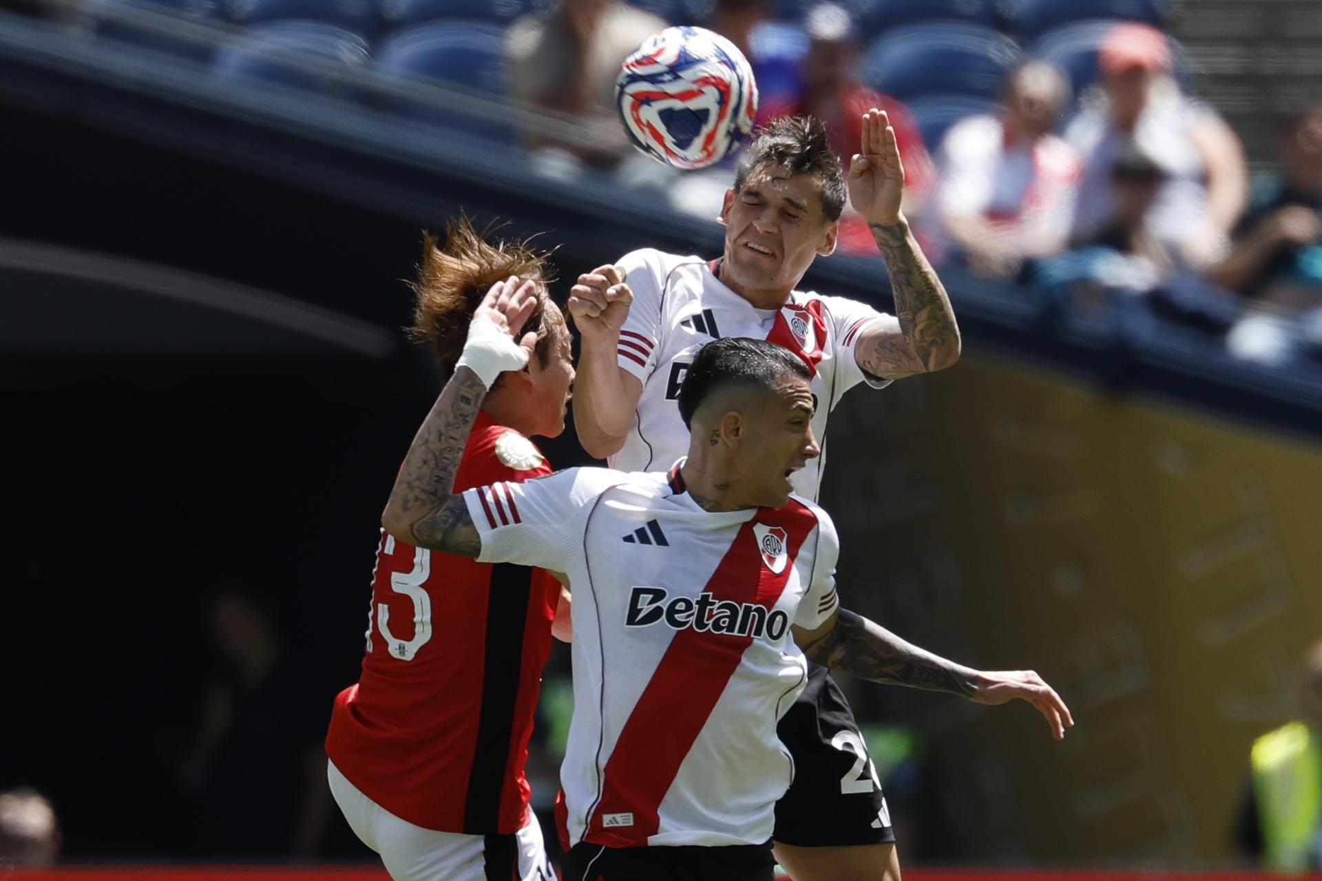 El defensa del River Plate Lucas Martínez Quarta (detrás-D), el centrocampista del River Plate Kevin Castaño (C) y el centrocampista del Urawa Red Diamonds Ryoma Watanabe (I), durante el partido de la Copa Mundial de Clubes de la FIFA. EFE/EPA/JOHN G. MABANGLO