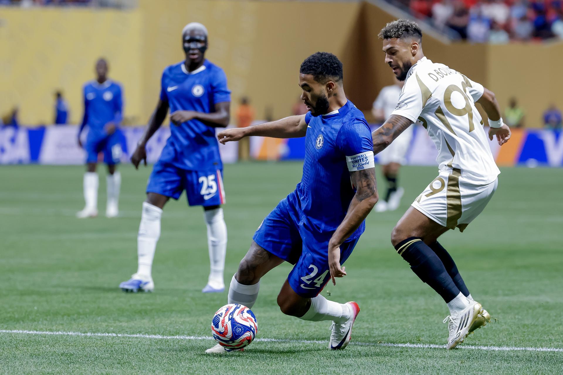 El jugador del Chelsea Reece James (i) en acción ante Denis Bouanga del LAFC . EFE/ERIK S. LESSER