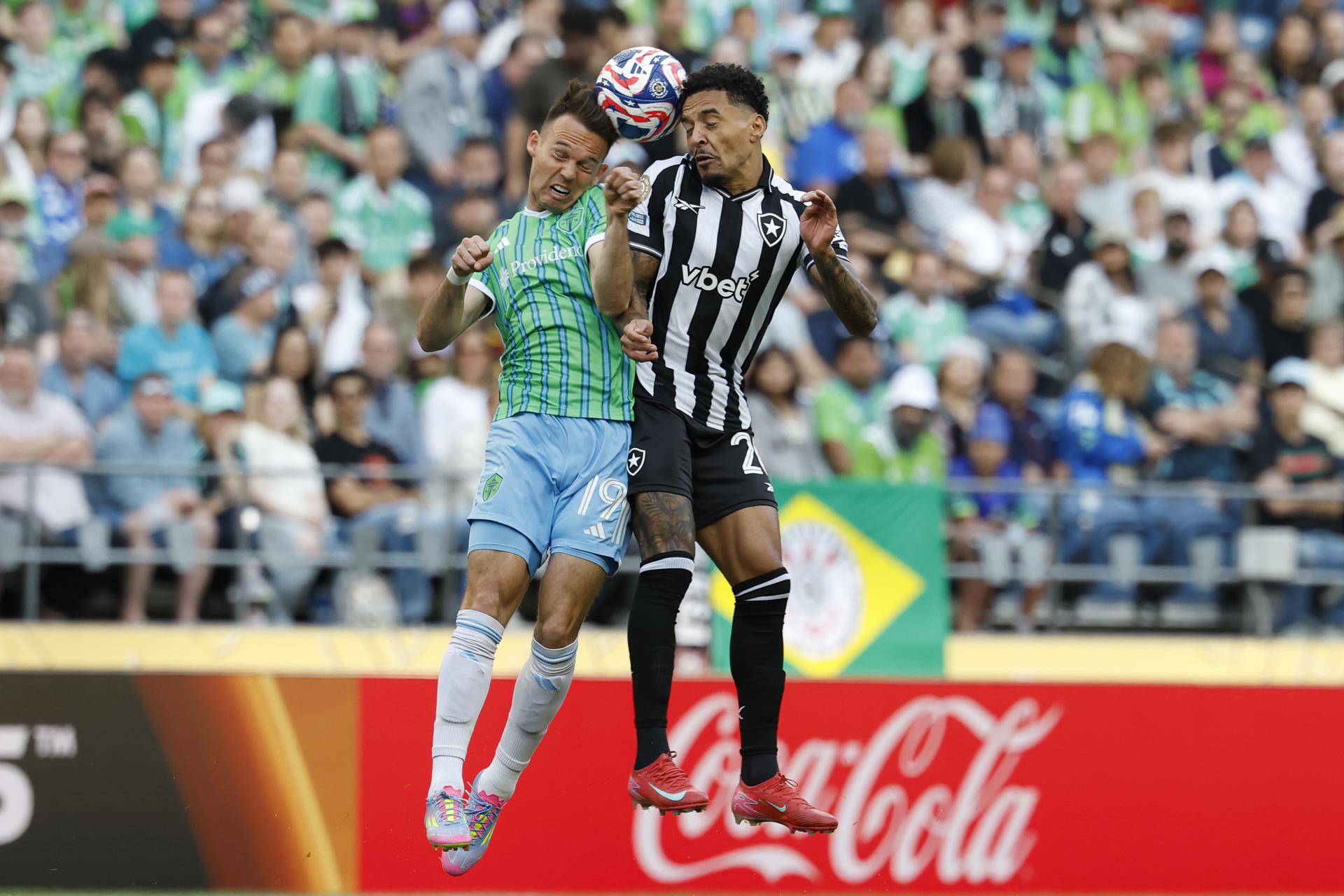 Danny Musovski (i) de los Seattle Sounders disputa un balón aéreo con Gregore (d) de Botafogo. EFE/JOHN G. MABANGLO