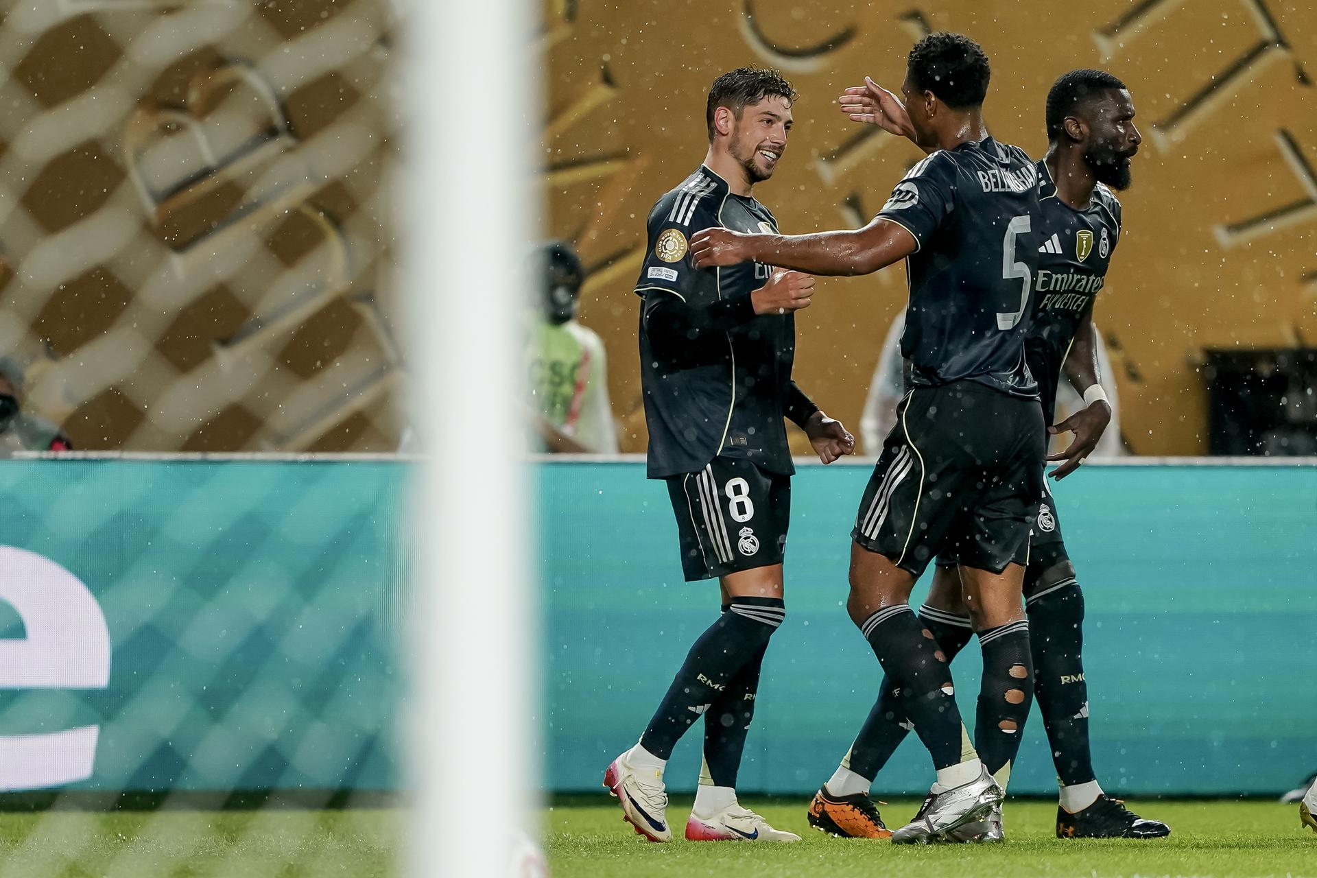 El uruguayo Federico Valverde (i) celebra con Jude Bellingham (c) y Antonio Rüdiger (d) su gol al Salzburgo en el partido de cierre de la fase de grupos del Mundial de Clubes jugado en Filadelfia. EFE/EPA/WILL OLIVER 