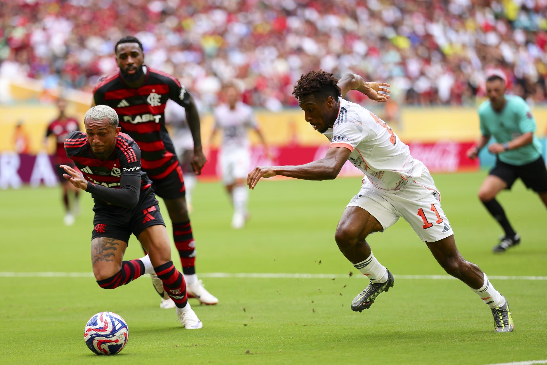 Kingsley Coman, del Bayern Munich (d), en acción contra Wesley, del Flamengo (c), durante el partido de la Copa Mundial de Clubes de la FIFA 2025 en Miami, Florida (EE. UU.). EFE/CRISTOBAL HERRERA-ULASHKEVICH 