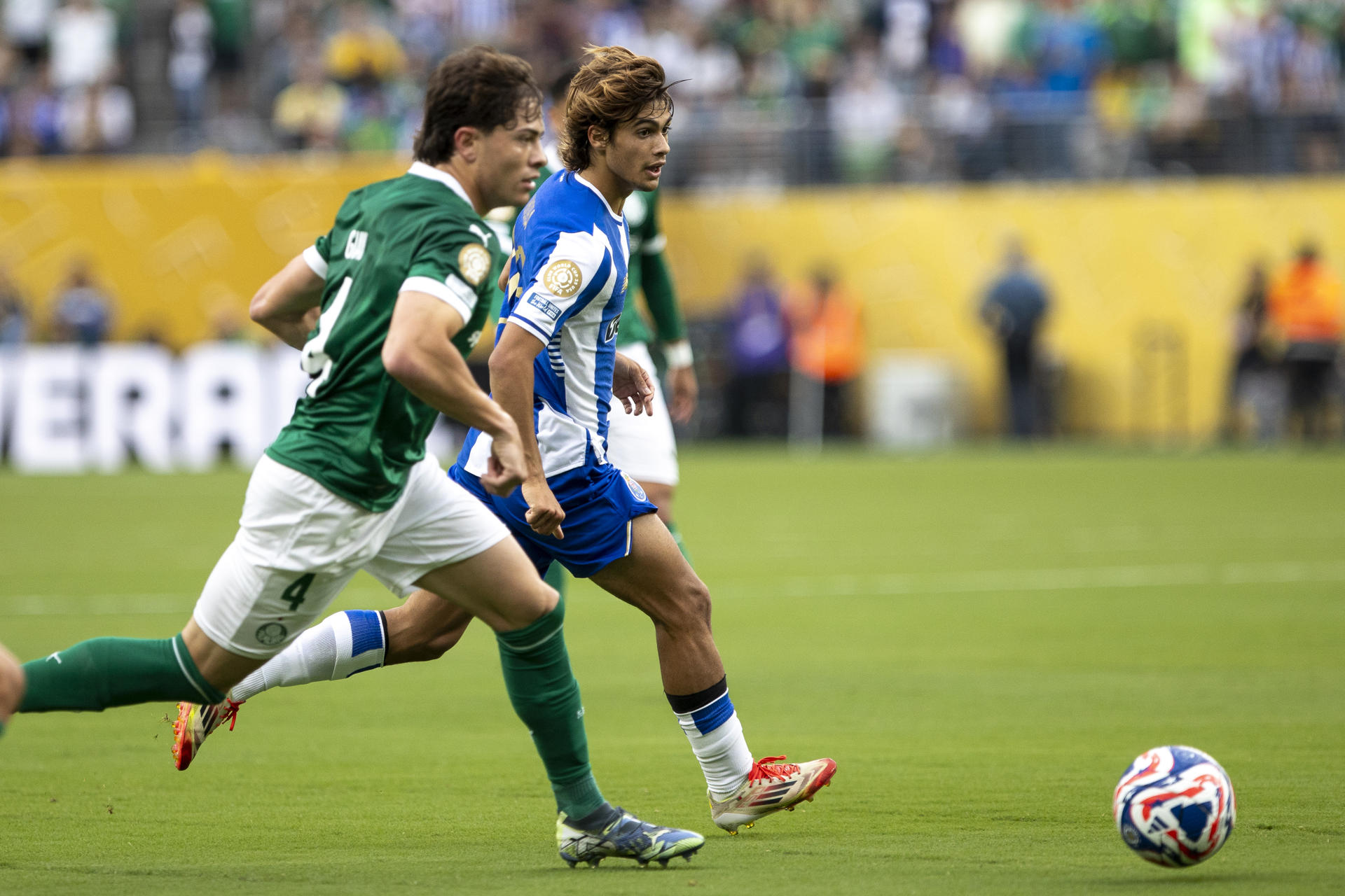 Rodrigo Mora (d) de Porto controla el balón en un partido del Mundial de Clubes. EFE/Angel Colmenares 