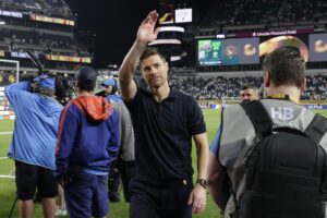 El entrenador del Real Madrid, Xabi Alonso, saluda a los aficionados, tras la victoria de su equipo sobre el Salzburgo, en el partido del Mundial de Clubes disputado en el estadio Lincoln Financial Field, en Filadelfia (Estados Unidos). EFE/ Andre Coelho
