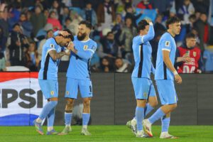 Jugadores de la selección de Uruguay celebran este martes la victoria por 2-0 sobre la de Venezuela en partido de la decimosexta fecha de las eliminatorias del Mundial jugado en el estadio Centenario de Montevideo. EFE/ Gastón Britos