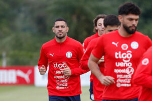 Antonio Sanabria (i) participa en un entrenamiento de la selección paraguaya en el Centro de Alto Rendimiento en Ypané (Paraguay). EFE/Juan Pablo Pino