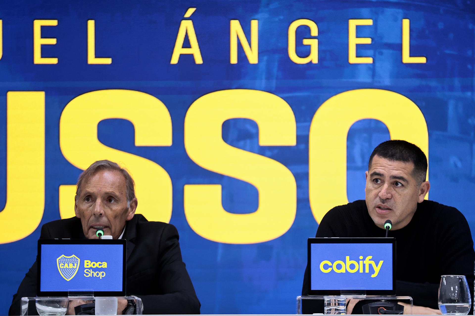 El presidente de Boca Juniors, Juan Román Riquelme (d), habla junto a Miguel Ángel Russo. EFE/Adan González