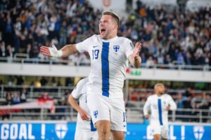 El jugador Benjamin Kaellman celebra el 2-0 durante el partido de clasificación para el Mundial 2026 que han jugado Finlandia and Polonia en Helsinki, Finlandia. EFE/EPA/Kimmo Brandt