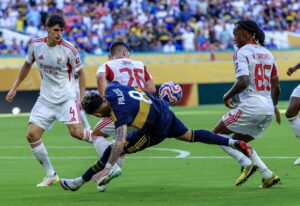 El centrocampista chileno de Boca Juniors, Carlos Palacios, (c) busca desequilibrar al lateral zurdo del Benfica Samuel Dahl (l) durante el partido del Mundial de Clubes que ambos equipos igualaron este lunes 2-2 en el Hard Rock Stadium de Miami (Florida). EFE/EPA/CRISTOBAL HERRERA-ULASHKEVICH