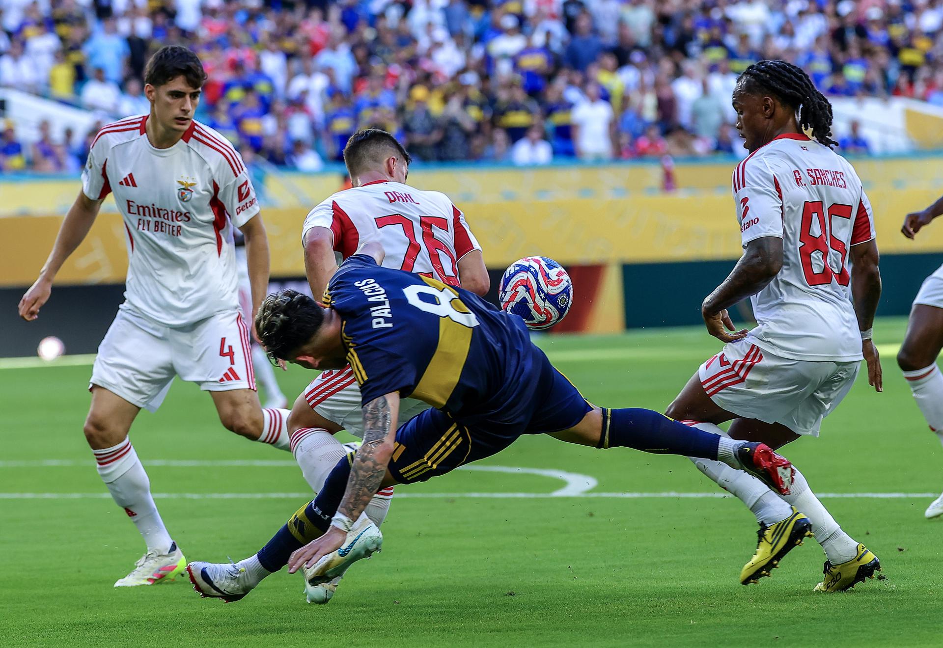 Los argentinos Di María y Otamendi aguan la fiesta de Boca