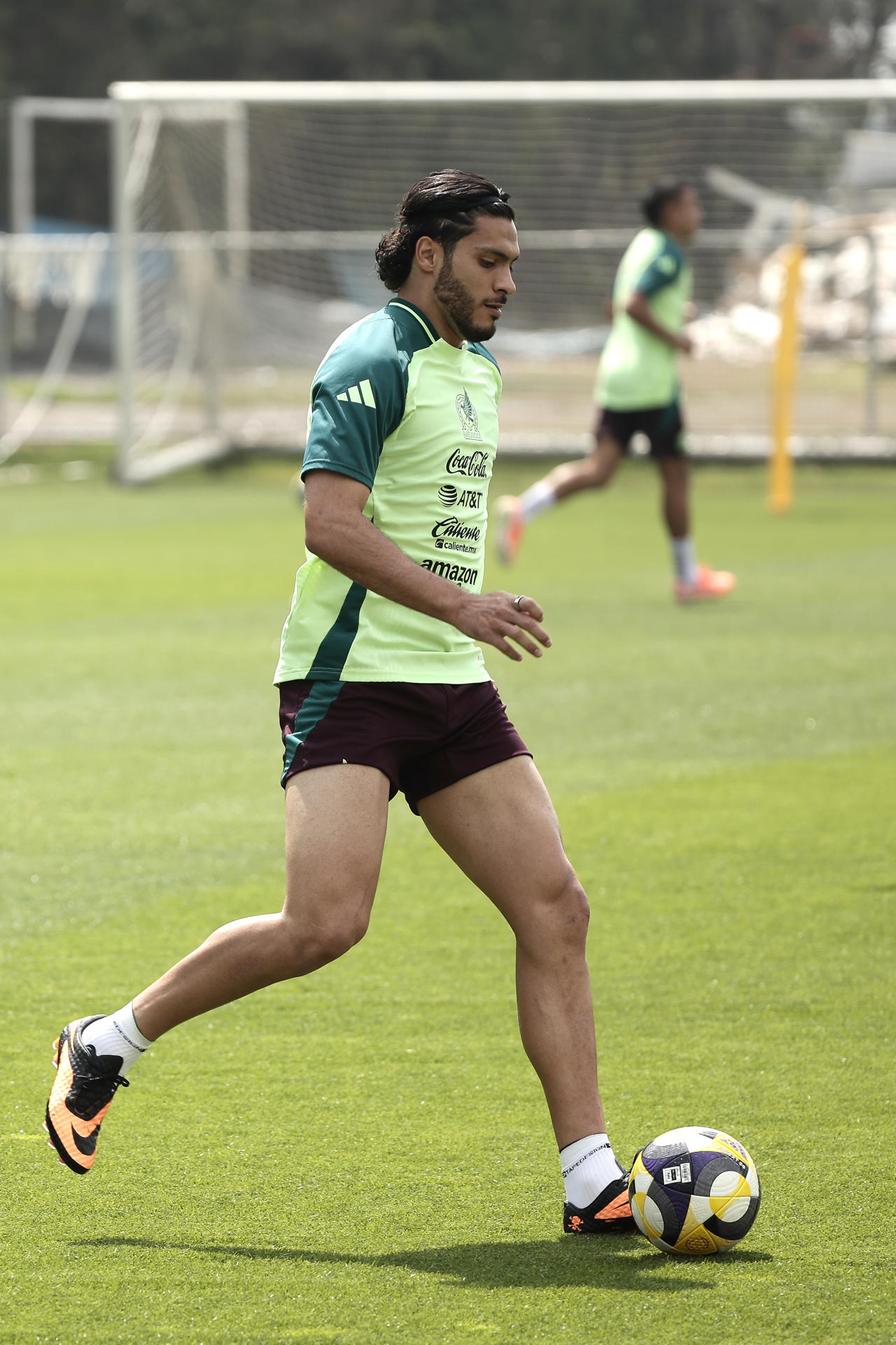 El jugador de la selección mexicana Raúl Jiménez entrena este miércoles, en el Centro de Alto Rendimiento de la Federación Mexicana de Fútbol, en Ciudad de México (México). EFE/José Méndez
