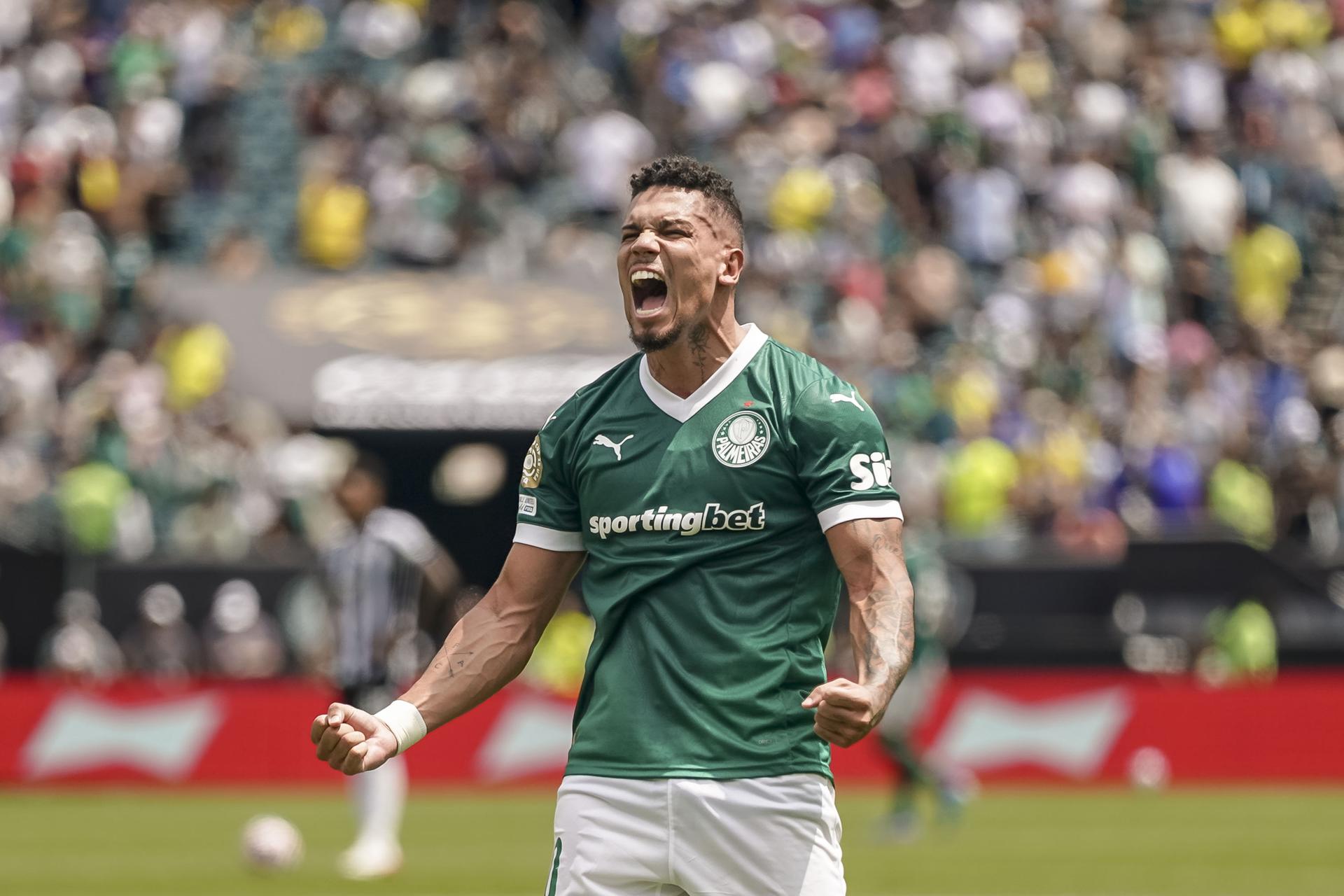 Brasileño Paulinho desatasca al Palmeiras