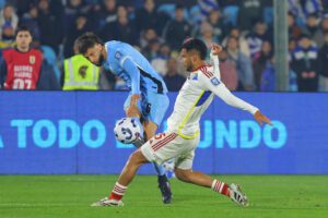 Rodrigo Bentancur (i), de Uruguay, disputa el balón con Christian Makoun, de Venezuela, en el estadio Centenario en Montevideo. EFE/ Gastón Britos
