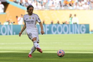 El jugador del Real Madrid Luka Modric en acción durante el partido de fútbol de la Copa Mundial de Clubes de la FIFA 2025 entre su equipo y Al Hilal AC en Miami, Florida, EE.UU. EFE/EPA/CRISTOBAL HERRERA-ULASHKEVICH