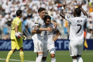 Federico Valverde celebra con sus compañeros Brahim Díaz y Vinicius Junior. EFE/EPA/ERIK S. LESSER