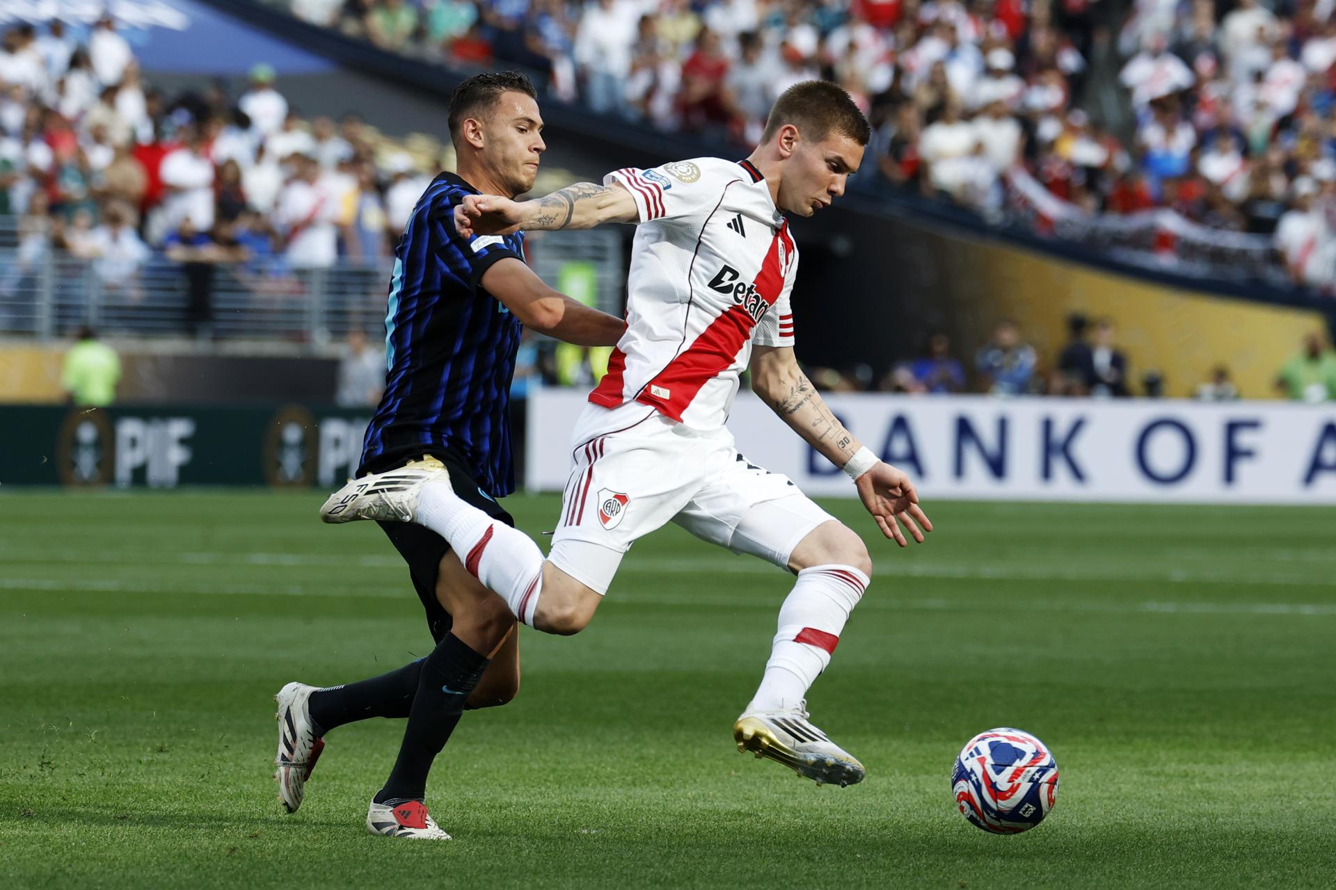El jugador de River Plate Franco Mastantuono (d) disputa un balón con Kristjan Asllani (i) del Inter de Milán EFE/JOHN G. MABANGLO