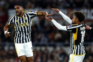 Bremer (i) celebra un gol con Weston McKennie en la Liga italiana EFE/EPA/ANGELO CARCONI